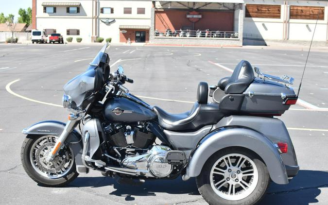 2022 Harley-Davidson Tri Glide Ultra Gauntlet Gray Metallic/Vivid Black FLHTCUTG