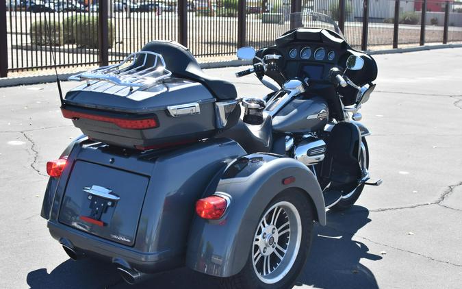 2022 Harley-Davidson Tri Glide Ultra Gauntlet Gray Metallic/Vivid Black FLHTCUTG