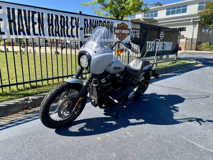 2020 Harley-Davidson® Street Bob® Barracuda Silver Denim