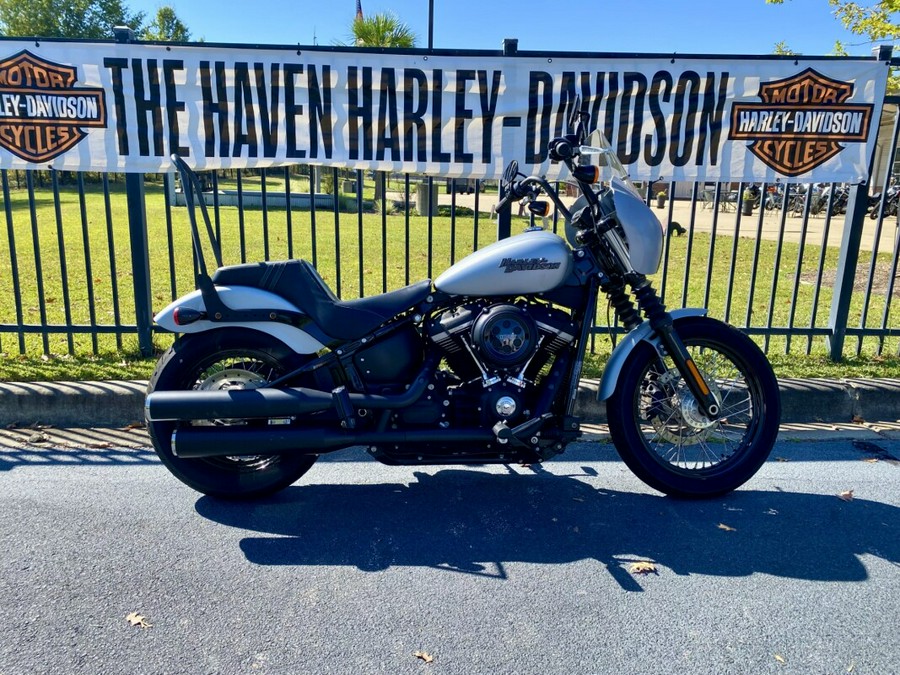 2020 Harley-Davidson® Street Bob® Barracuda Silver Denim