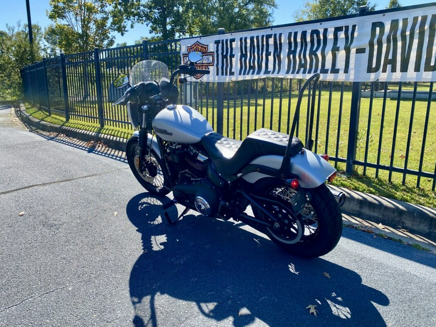 2020 Harley-Davidson® Street Bob® Barracuda Silver Denim