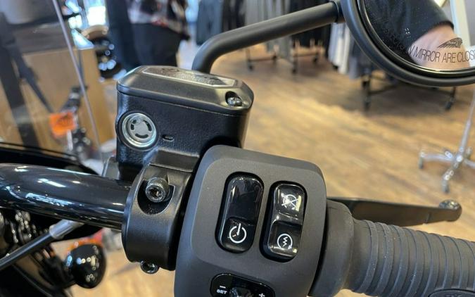 2025 Indian Super Chief Dark Horse Moss Green