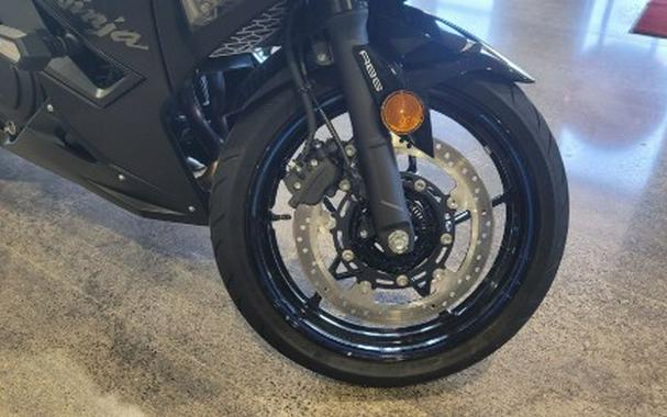 2025 Kawasaki Ninja® 500 KRT Edition SE ABS