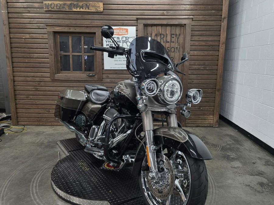 2014 Harley-Davidson® CVO™ Road King® TITANIUM/GALBLK W/ PINSTRIP