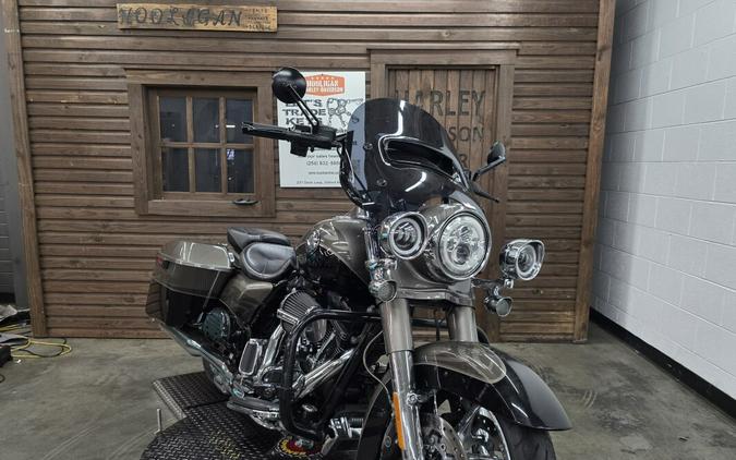 2014 Harley-Davidson® CVO™ Road King® TITANIUM/GALBLK W/ PINSTRIP