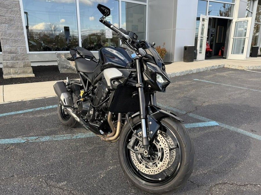 2025 Kawasaki Z900 ABS Metallic Spark Black/Metallic Carbon Gray