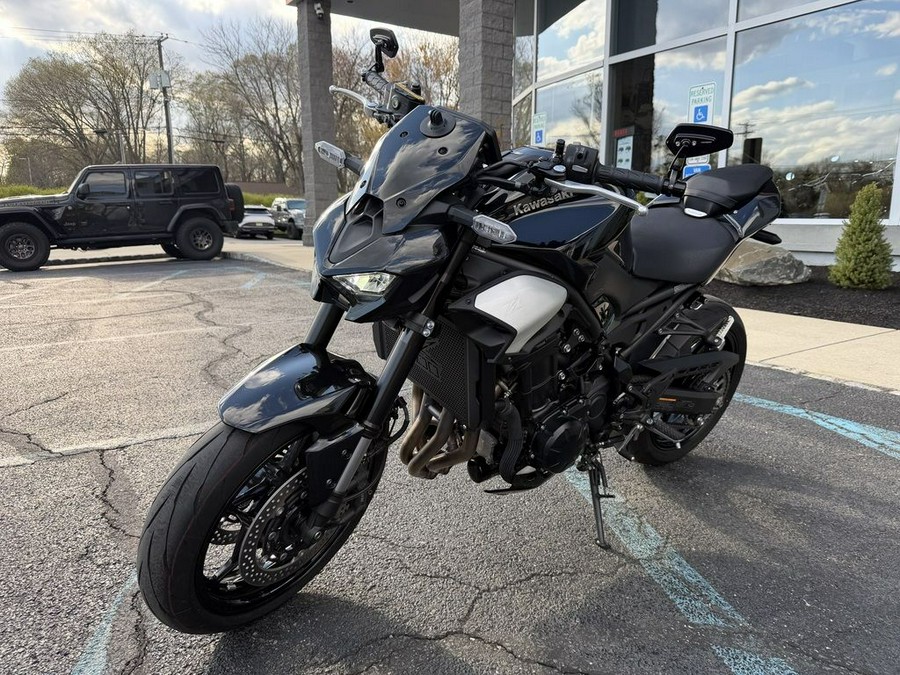 2025 Kawasaki Z900 ABS Metallic Spark Black/Metallic Carbon Gray