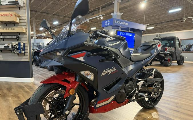 2026 Kawasaki NINJA 500 ABS Metallic Matte Twilight Blue/Candy Persimmon Red - 109807