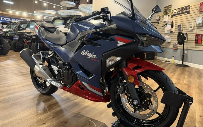 2026 Kawasaki NINJA 500 ABS Metallic Matte Twilight Blue/Candy Persimmon Red - 109807