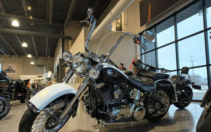 2009 Harley-Davidson® Softail® Deluxe White Gold Pearl & Black Pearl