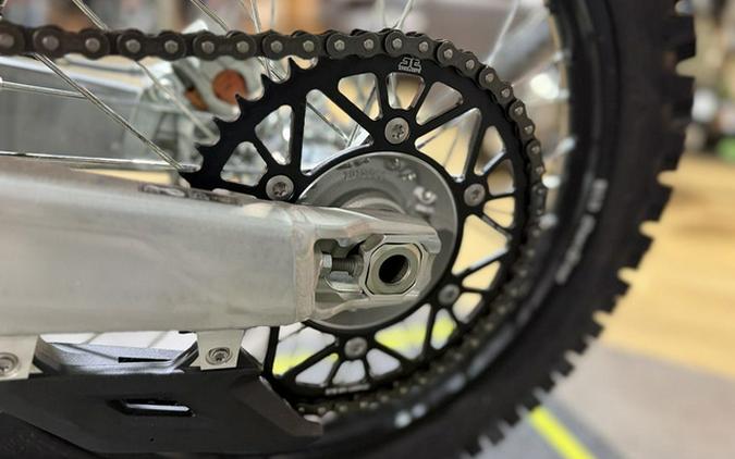 2025 Triumph TF 250-X Jet BlackPure White