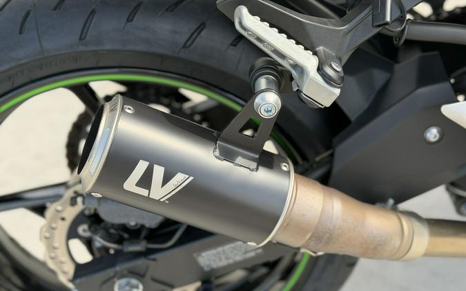 2023 KAWASAKI NINJA 400 Metallic Carbon Gray/Metallic Matte Carbon Gray - DAM7242
