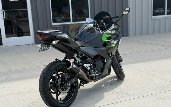 2023 KAWASAKI NINJA 400 Metallic Carbon Gray/Metallic Matte Carbon Gray - DAM7242