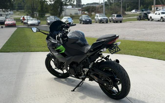 2023 KAWASAKI NINJA 400 Metallic Carbon Gray/Metallic Matte Carbon Gray - DAM7242