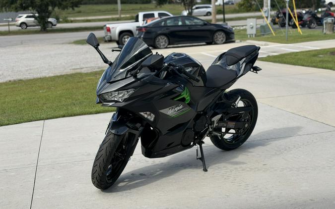 2023 KAWASAKI NINJA 400 Metallic Carbon Gray/Metallic Matte Carbon Gray - DAM7242
