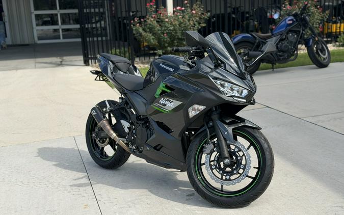 2023 KAWASAKI NINJA 400 Metallic Carbon Gray/Metallic Matte Carbon Gray - DAM7242