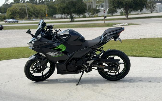 2023 KAWASAKI NINJA 400 Metallic Carbon Gray/Metallic Matte Carbon Gray - DAM7242