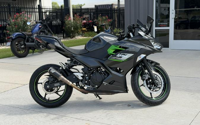 2023 KAWASAKI NINJA 400 Metallic Carbon Gray/Metallic Matte Carbon Gray - DAM7242