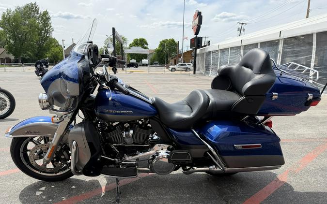 2017 Harley-Davidson® Ultra Limited Two-Tone Superior Blue/Billet Silver
