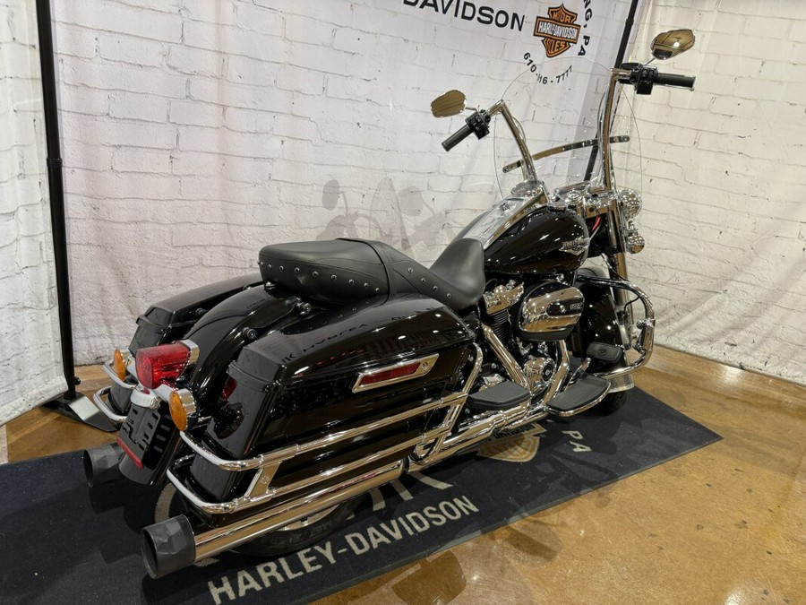 2021 Harley-Davidson® Road King® FLHR 616883 Vivid Black
