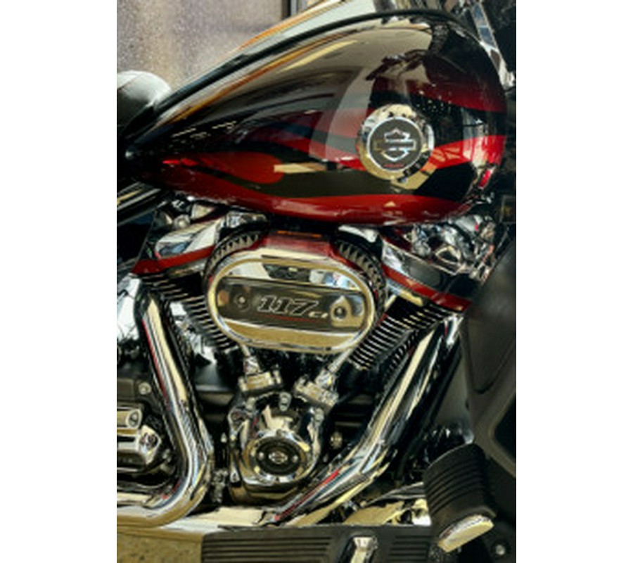 Dante’s Red Fade 2022 Harley-Davidson CVO™ Tri Glide FLHTCUTGSE