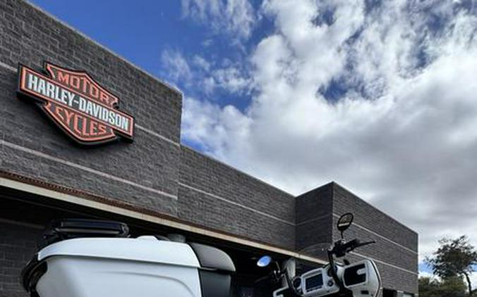 2021 Indian Motorcycle® Roadmaster® Dark Horse® Thunder Black Smoke