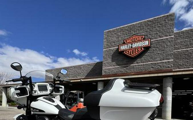 2021 Indian Motorcycle® Roadmaster® Dark Horse® Thunder Black Smoke