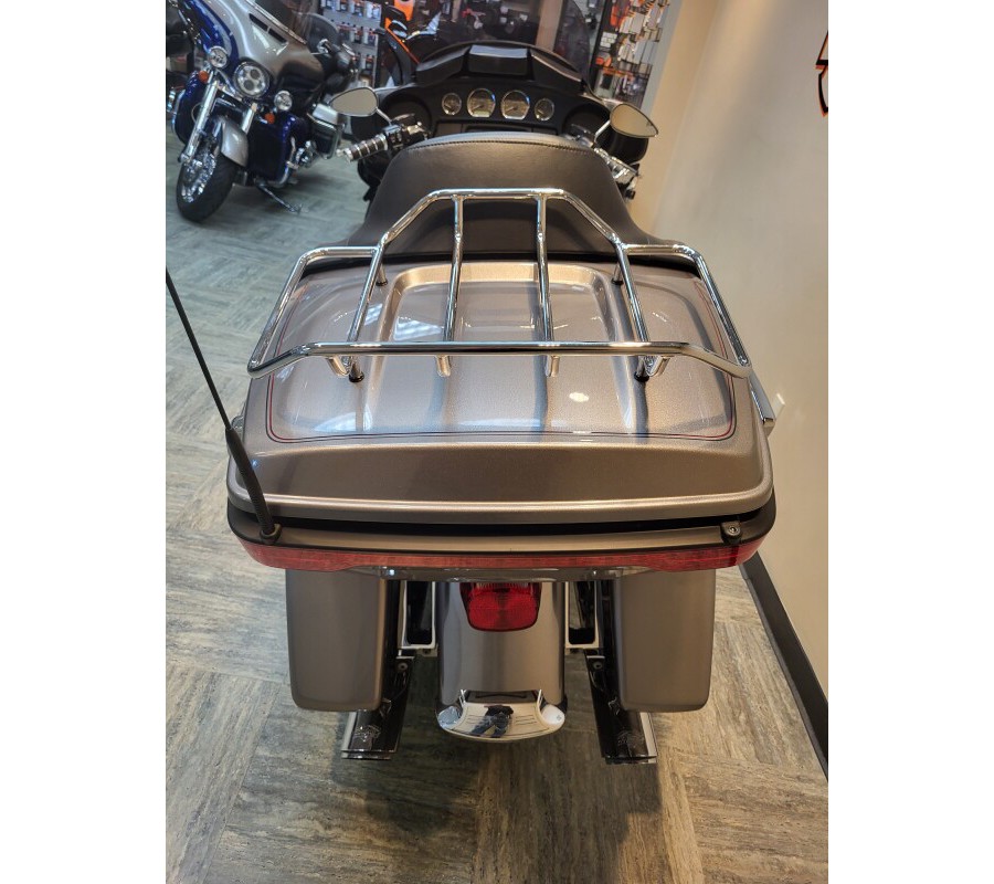 2017 Harley-Davidson Electra Glide® Ultra Classic® Billet Silver FLHTCU