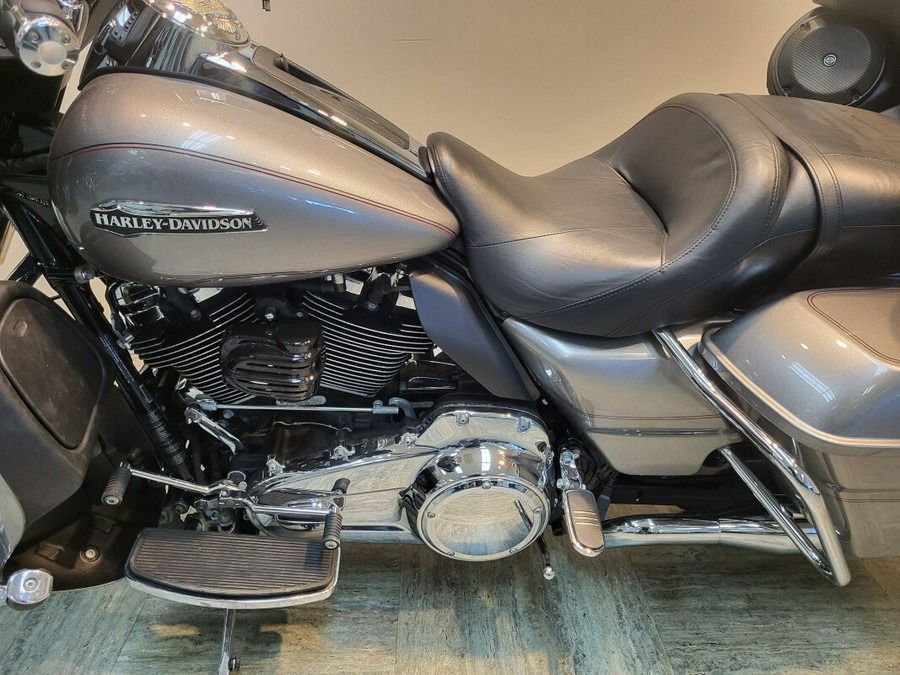 2017 Harley-Davidson Electra Glide® Ultra Classic® Billet Silver FLHTCU