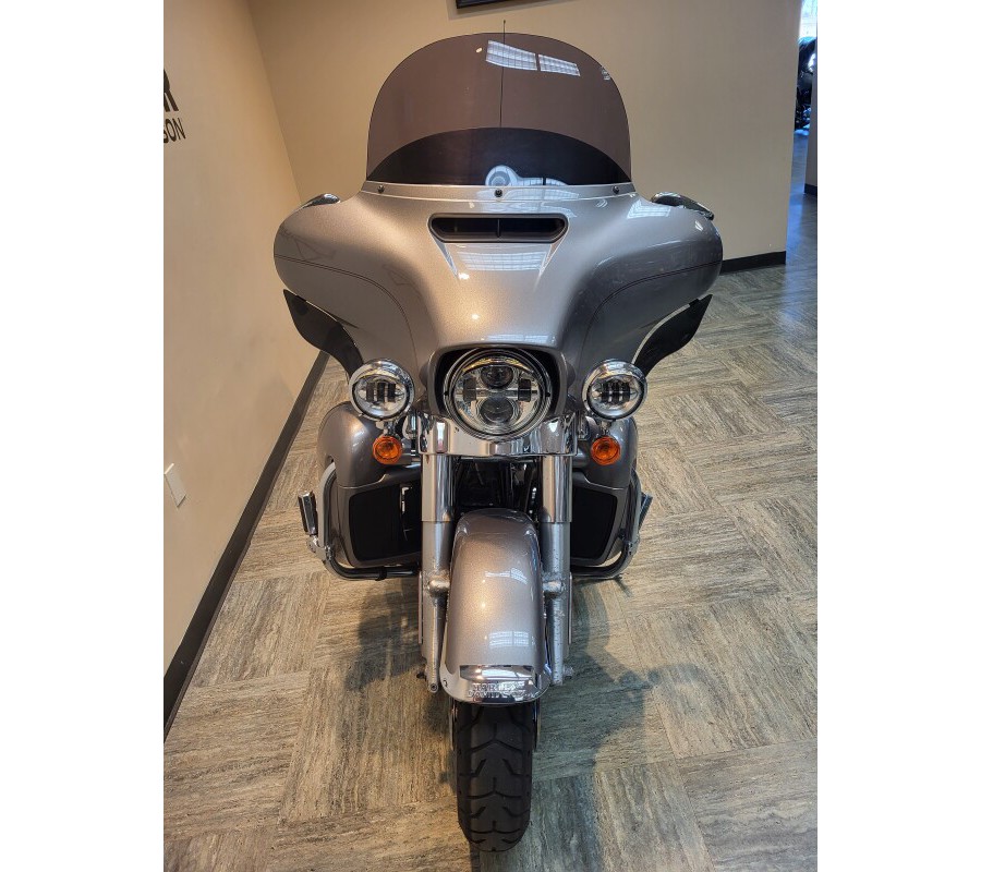 2017 Harley-Davidson Electra Glide® Ultra Classic® Billet Silver FLHTCU