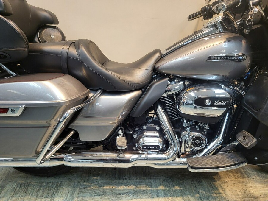 2017 Harley-Davidson Electra Glide® Ultra Classic® Billet Silver FLHTCU