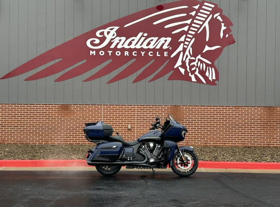 2024 Indian Motorcycle® Pursuit® Dark Horse® (w/ PowerBand Audio)