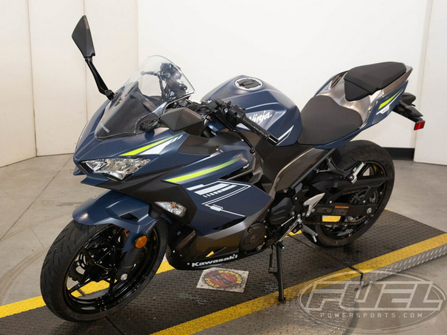 2022 Kawasaki Ninja 400 ABS Metallic Matte Blue/Metallic Graphi