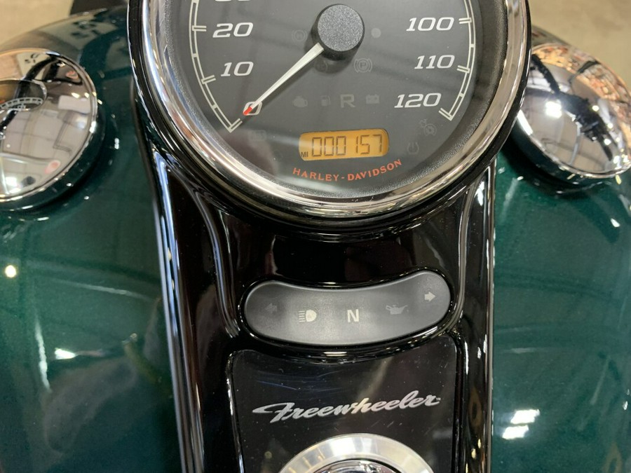 Harley-Davidson® Freewheeler® 2024 FLRT Alpine Green / Vivid Black