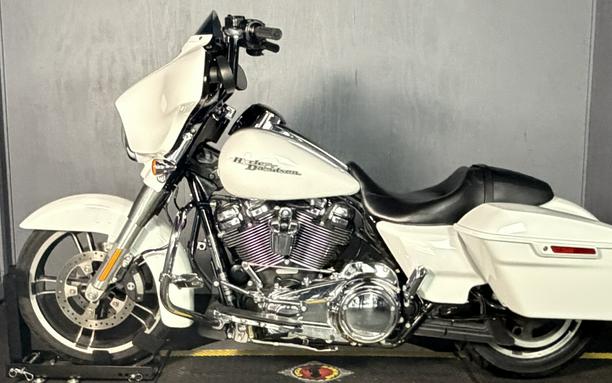 2017 FLHXS Street Glide® Special