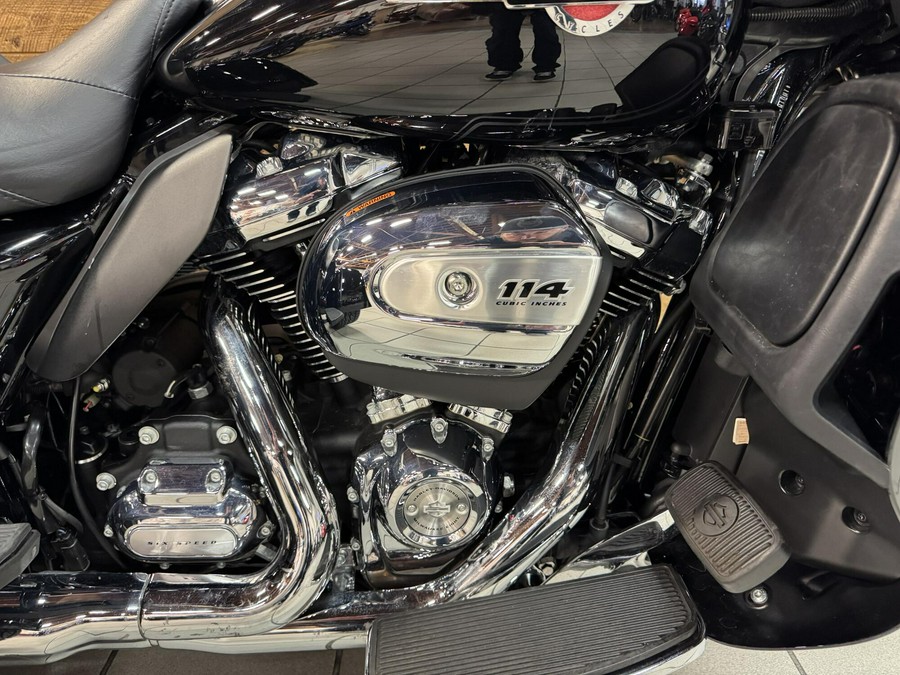 2023 Harley-Davidson® Tri Glide® Ultra Vivid Black FLHTCUTG