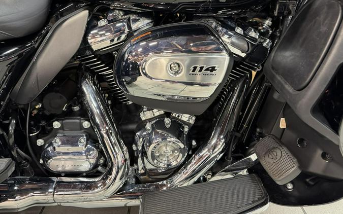 2023 Harley-Davidson® Tri Glide® Ultra Vivid Black FLHTCUTG