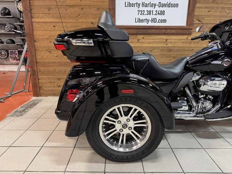2023 Harley-Davidson® Tri Glide® Ultra Vivid Black FLHTCUTG