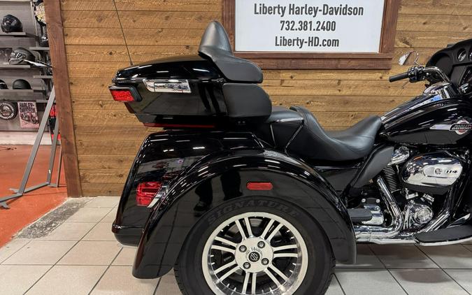 2023 Harley-Davidson® Tri Glide® Ultra Vivid Black FLHTCUTG