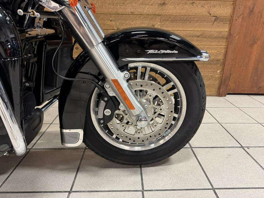 2023 Harley-Davidson® Tri Glide® Ultra Vivid Black FLHTCUTG