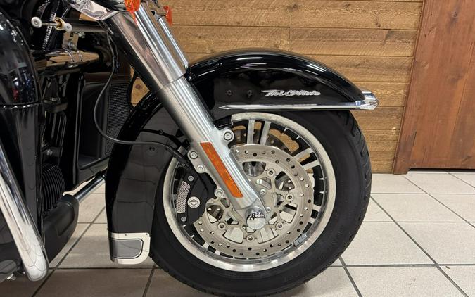 2023 Harley-Davidson® Tri Glide® Ultra Vivid Black FLHTCUTG