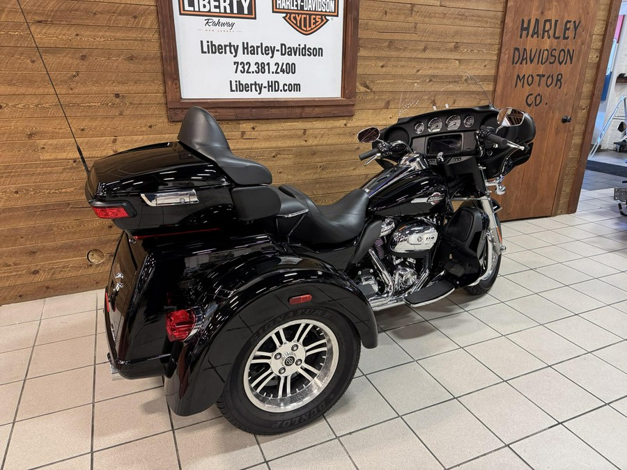 2023 Harley-Davidson® Tri Glide® Ultra Vivid Black FLHTCUTG