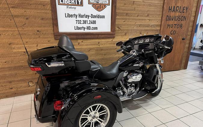 2023 Harley-Davidson® Tri Glide® Ultra Vivid Black FLHTCUTG
