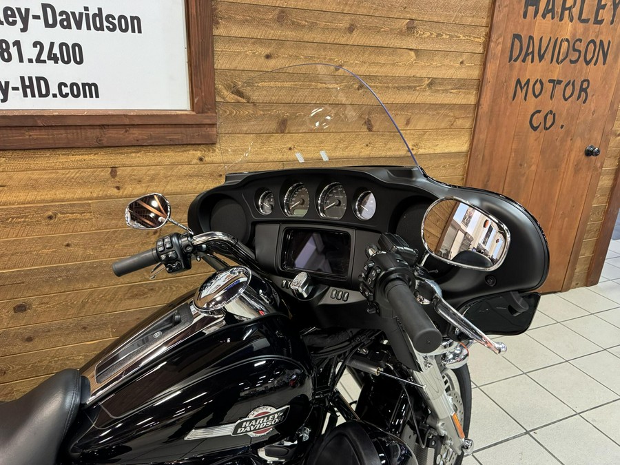 2023 Harley-Davidson® Tri Glide® Ultra Vivid Black FLHTCUTG