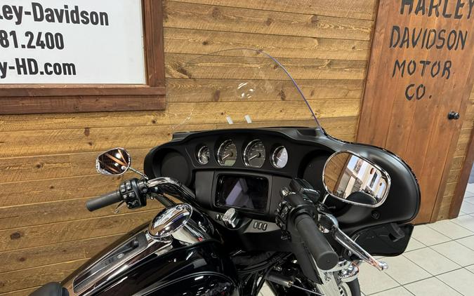 2023 Harley-Davidson® Tri Glide® Ultra Vivid Black FLHTCUTG