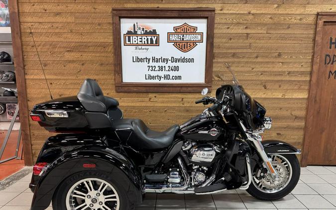 2023 Harley-Davidson® Tri Glide® Ultra Vivid Black FLHTCUTG