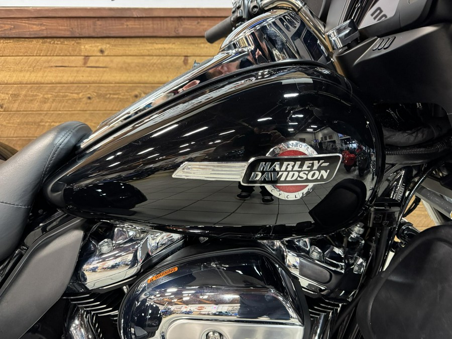 2023 Harley-Davidson® Tri Glide® Ultra Vivid Black FLHTCUTG