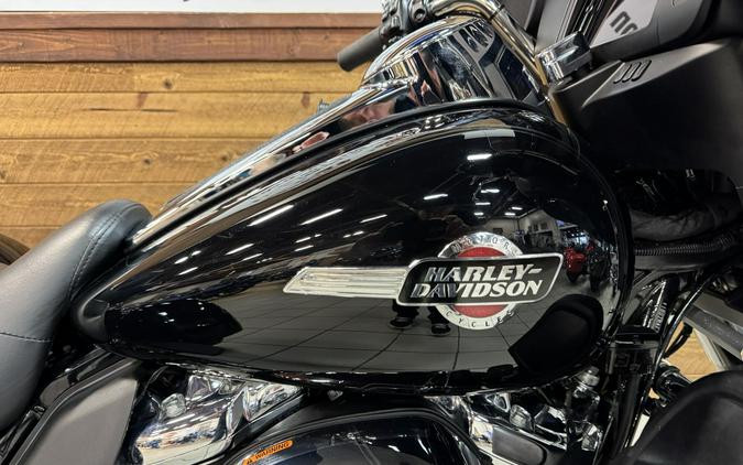 2023 Harley-Davidson® Tri Glide® Ultra Vivid Black FLHTCUTG
