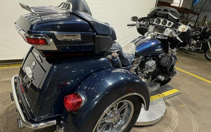 2016 Harley-Davidson® Tri Glide® Ultra Custom Colour Cosmic Blue Pearl