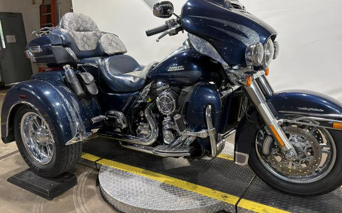 2016 Harley-Davidson® Tri Glide® Ultra Custom Colour Cosmic Blue Pearl
